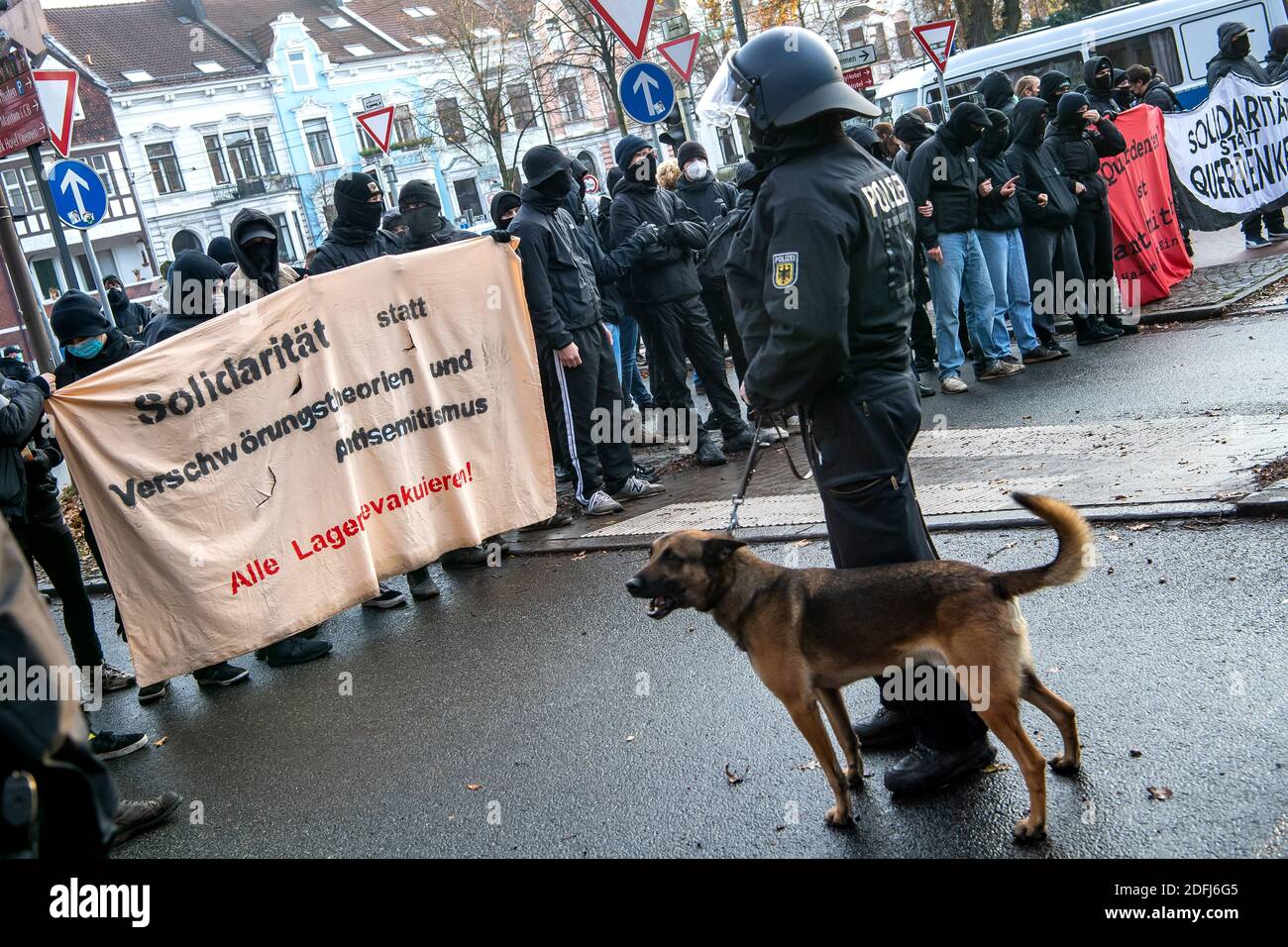 Brême, Allemagne. 05e décembre 2020. Les contre-manifestants de la démo des « penseurs latéraux » font face à des policiers. La police de Brême voulait imposer l'interdiction d'une manifestation de penseur latéral contre la politique de Corona à la gare centrale, qui a également été confirmée par la Cour constitutionnelle fédérale samedi. Dans l'après-midi, la plupart des participants à des contre-manifestations qui n'avaient pas été interdites s'y sont rassemblés. Credit: Sina Schuldt/dpa/Alay Live News Banque D'Images