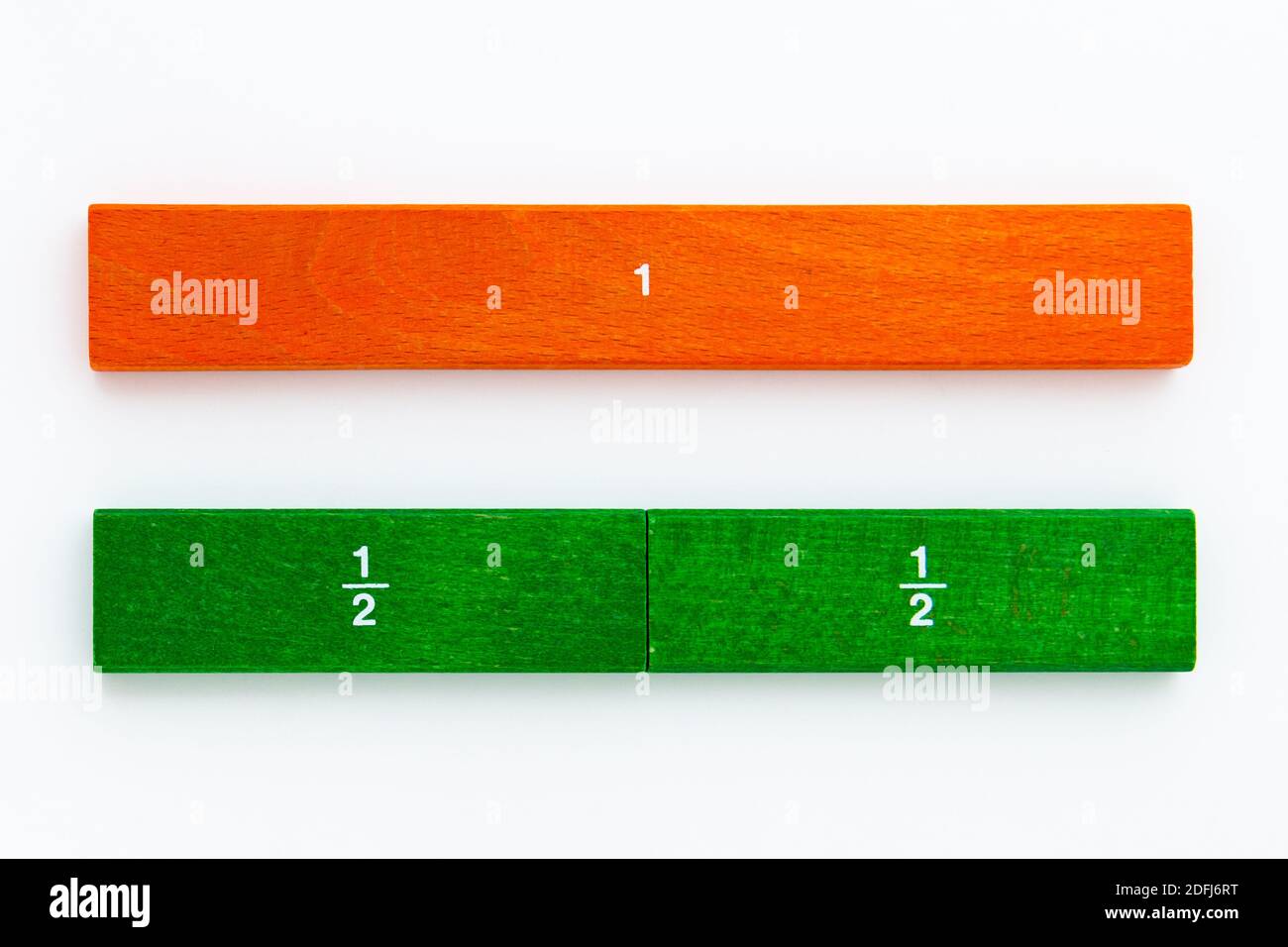 une moitié - en bois de manipulations mathématiques démontrant un tout divisé en deux moitiés Banque D'Images