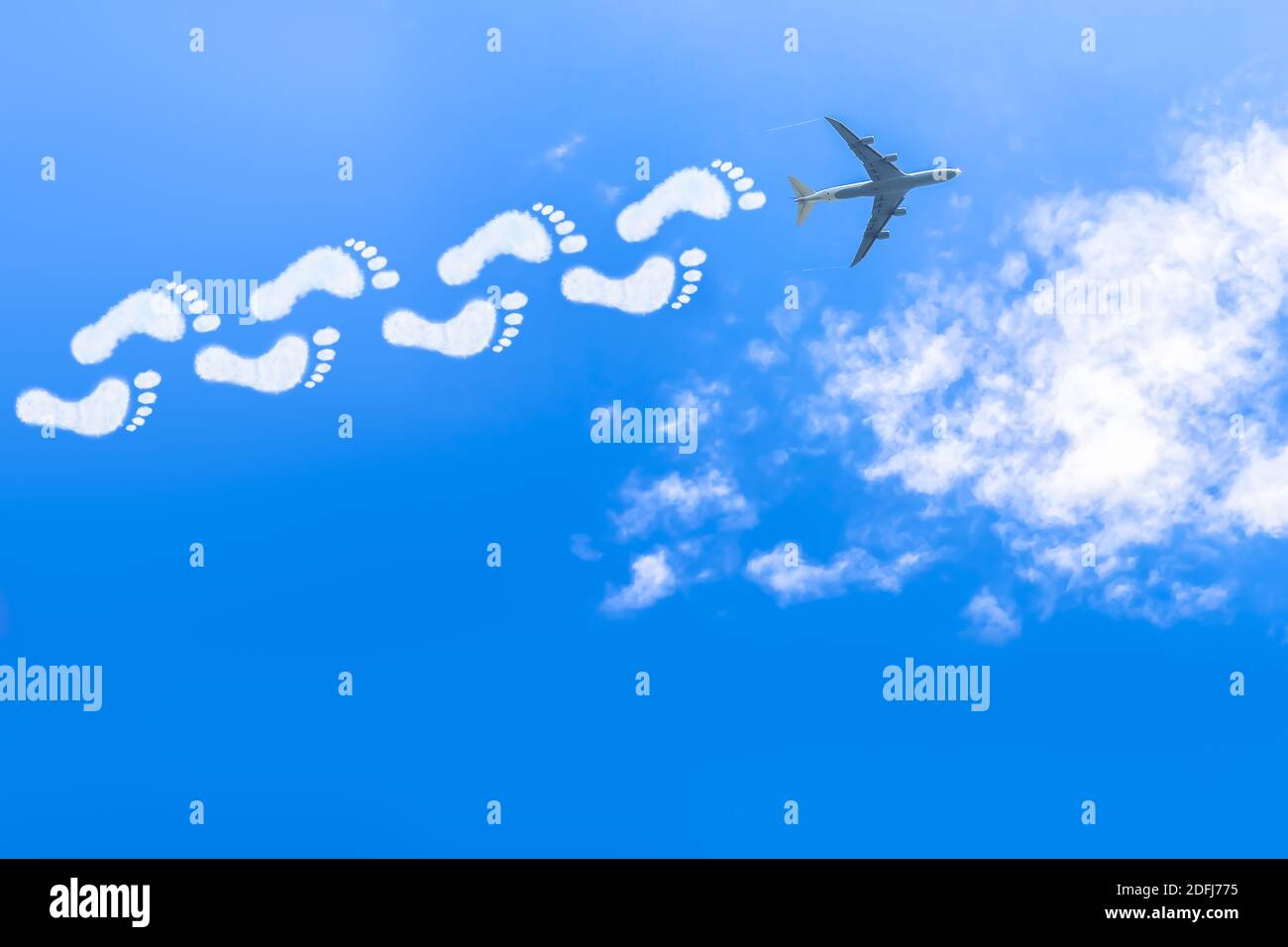 Les nuages en forme de traces de pas forment les sentiers de condensation D'un avion de ligne Banque D'Images