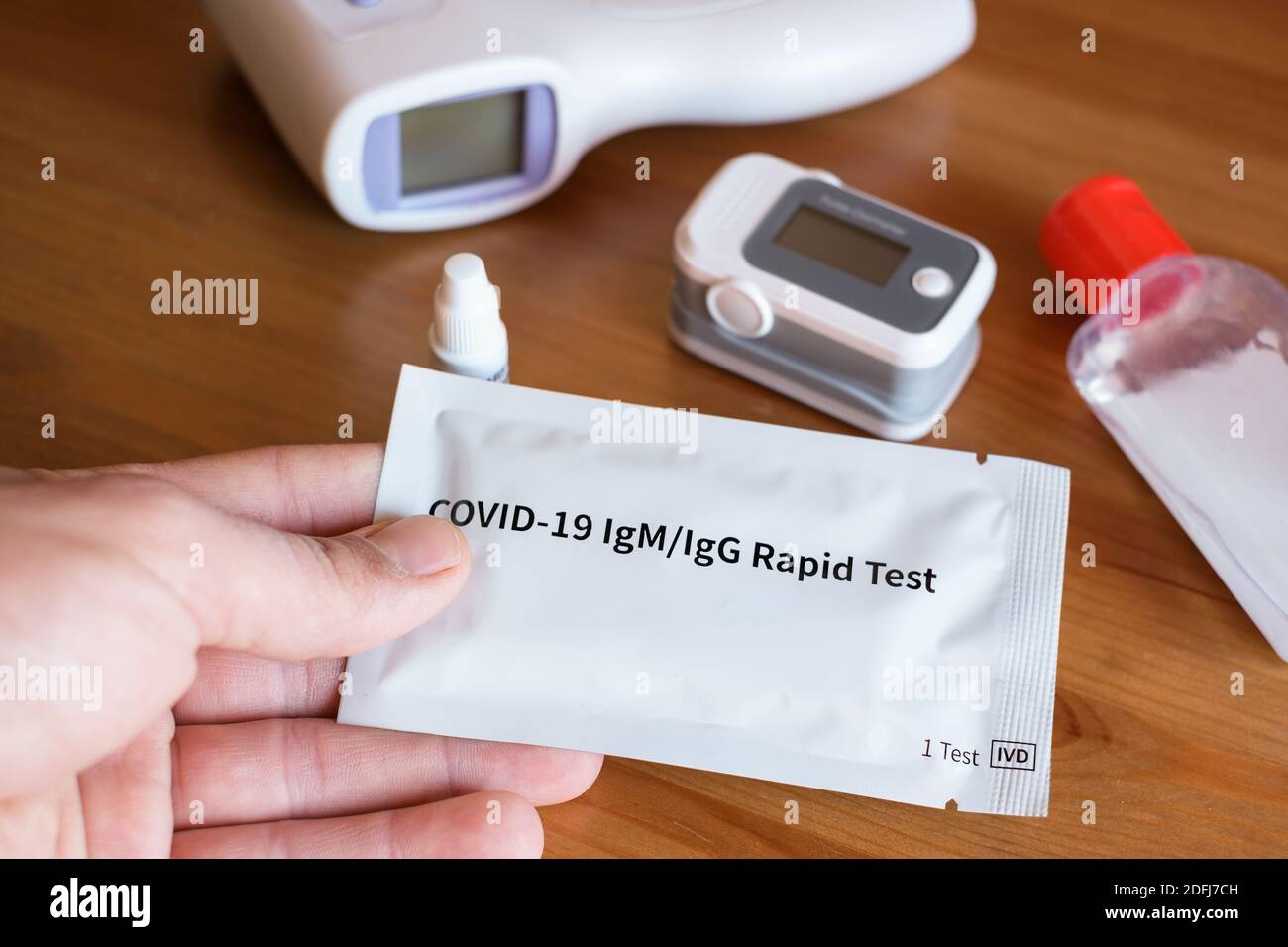 L'homme tient la main un test sanguin rapide de covid19,infection à sras-cov-2,maladie pandémique screening, oxymètre de pouls Banque D'Images