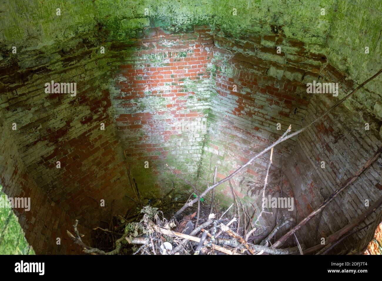 Vue à l'intérieur de la maison de glace, Rufford Abbey Country Park, Notinghamshire, Royaume-Uni. Banque D'Images