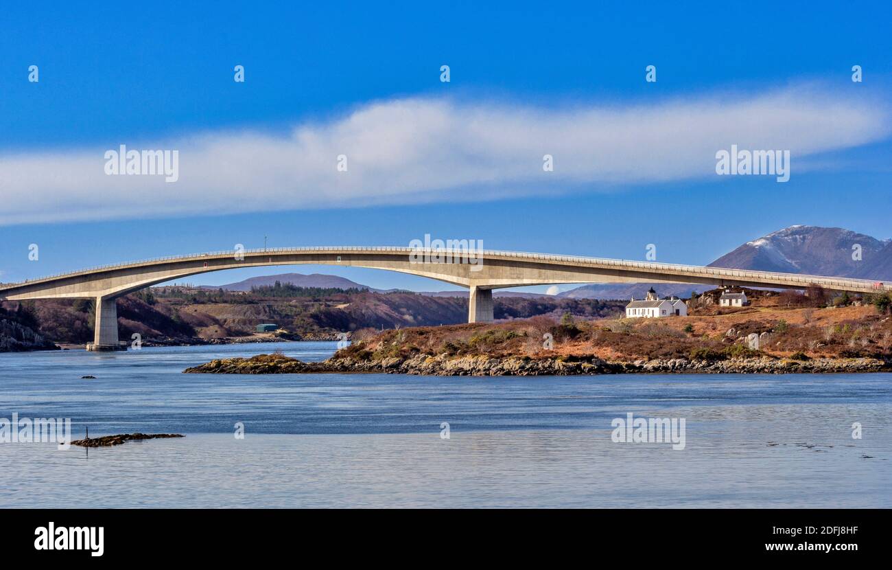 PONT DE SKYE AU-DESSUS DE L'ÎLE EILEAN BAN [WHITE ISLAND] AVEC PETIT PHARE ET LE MUSÉE MAXWELL Banque D'Images