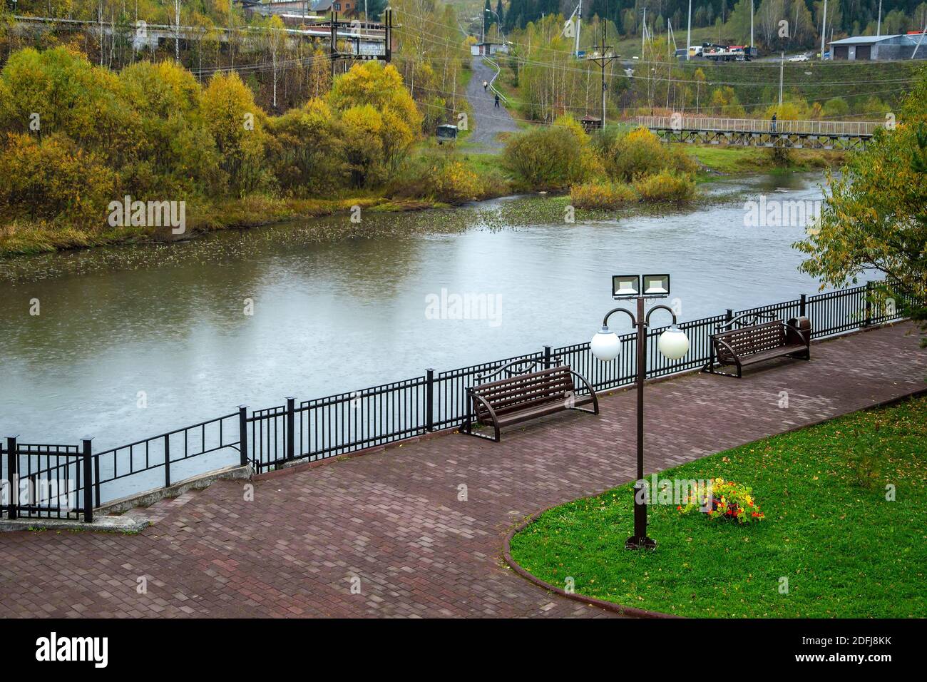 Le quai de la rivière Kondoma dans la ville de Tashtagol, région de Kemerovo - Kuzbass Banque D'Images