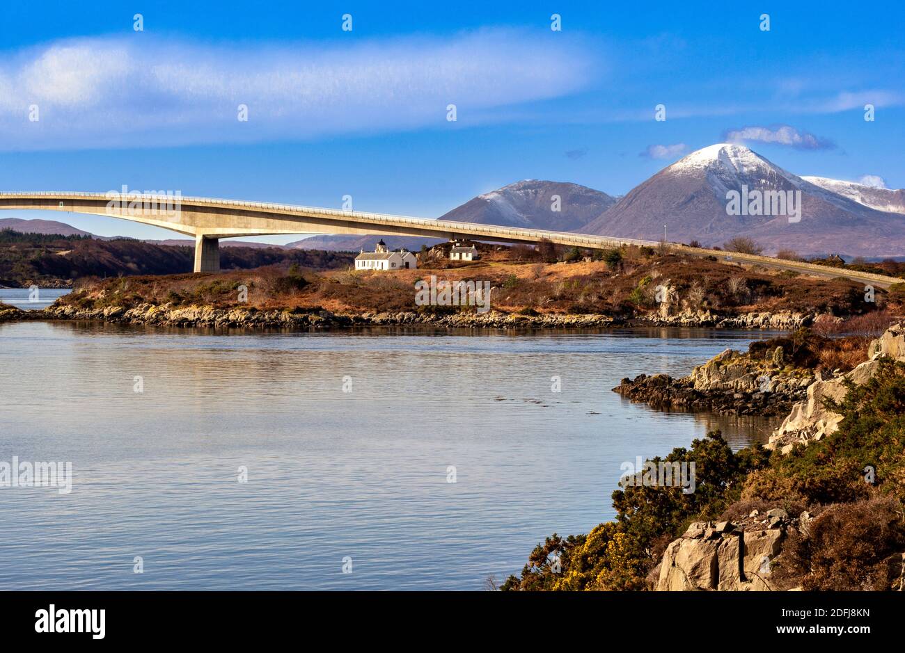 PONT DE SKYE MONTAGNE ENNEIGÉE L'INTERDICTION DES EILEANS [WHITE ISLAND] AVEC LE PETIT PHARE ET LE MUSÉE MAXWELL Banque D'Images