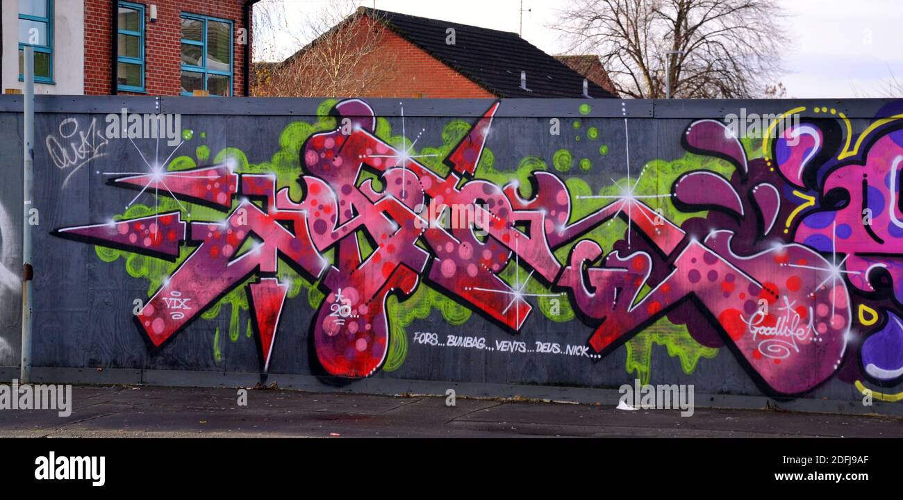 Graffiti ou art de rue sur un site de palissade à Levenshulme, Manchester, Greater Manchester, Angleterre, Royaume-Uni. Banque D'Images