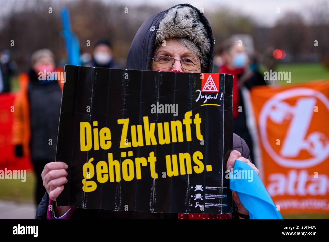 Allemagne, Berlin, 05 décembre 2020 : un démonstrateur âgé tenant une bannière intitulée « l'avenir nous appartient » tandis que des militants de la paix manifestent devant le Reichstag Building allemand pour protester contre l'augmentation des dépenses en armement dans le contexte des discussions budgétaires à venir au Bundestag allemand la semaine prochaine. Les organisateurs de l'initiative de paix « désarmement au lieu du réarmement » (allemand : État des Abrutsen Aufruesten) appellent à la Journée nationale « désarmement et nouvelle politique de détente » pour une réduction des exportations d'armes allemandes et un changement de politique sociale et environnementale. (Photo de Jan SC Banque D'Images