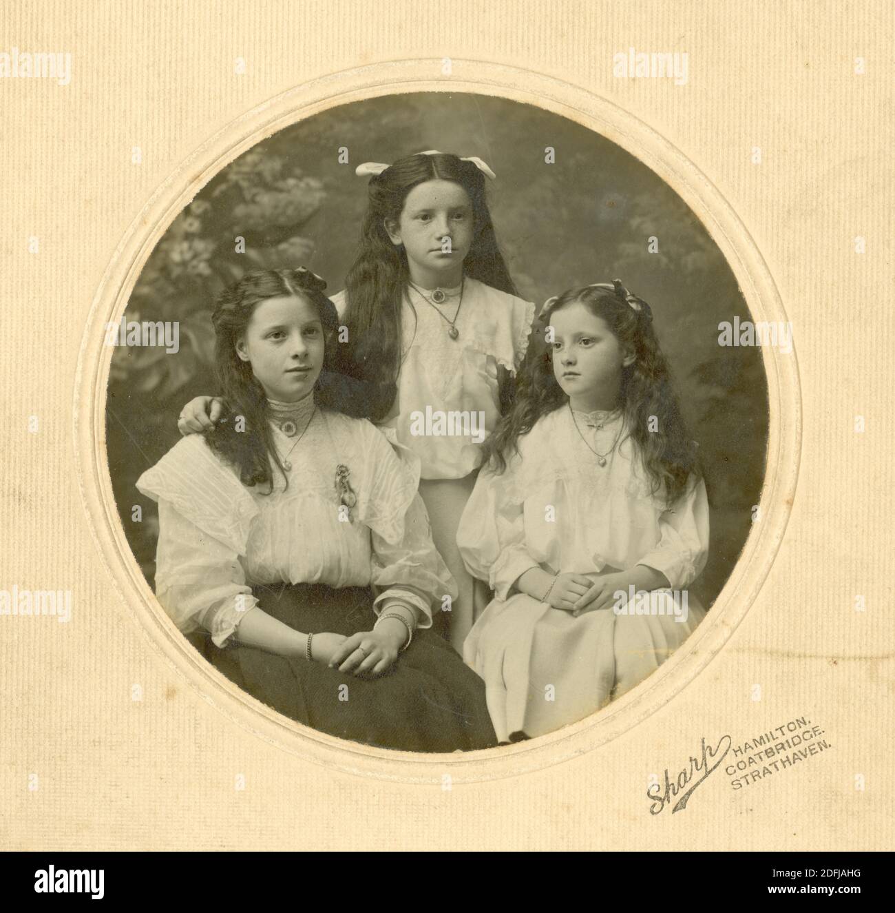 Photo originale montée par l'Edwardien de 2 sœurs et d'un cousin, d'âge adolescent, Ruby, Peggy et Dora, vers 1905, Hamilton près de Glasgow, South Lanarkshire, Écosse, Royaume-Uni Banque D'Images