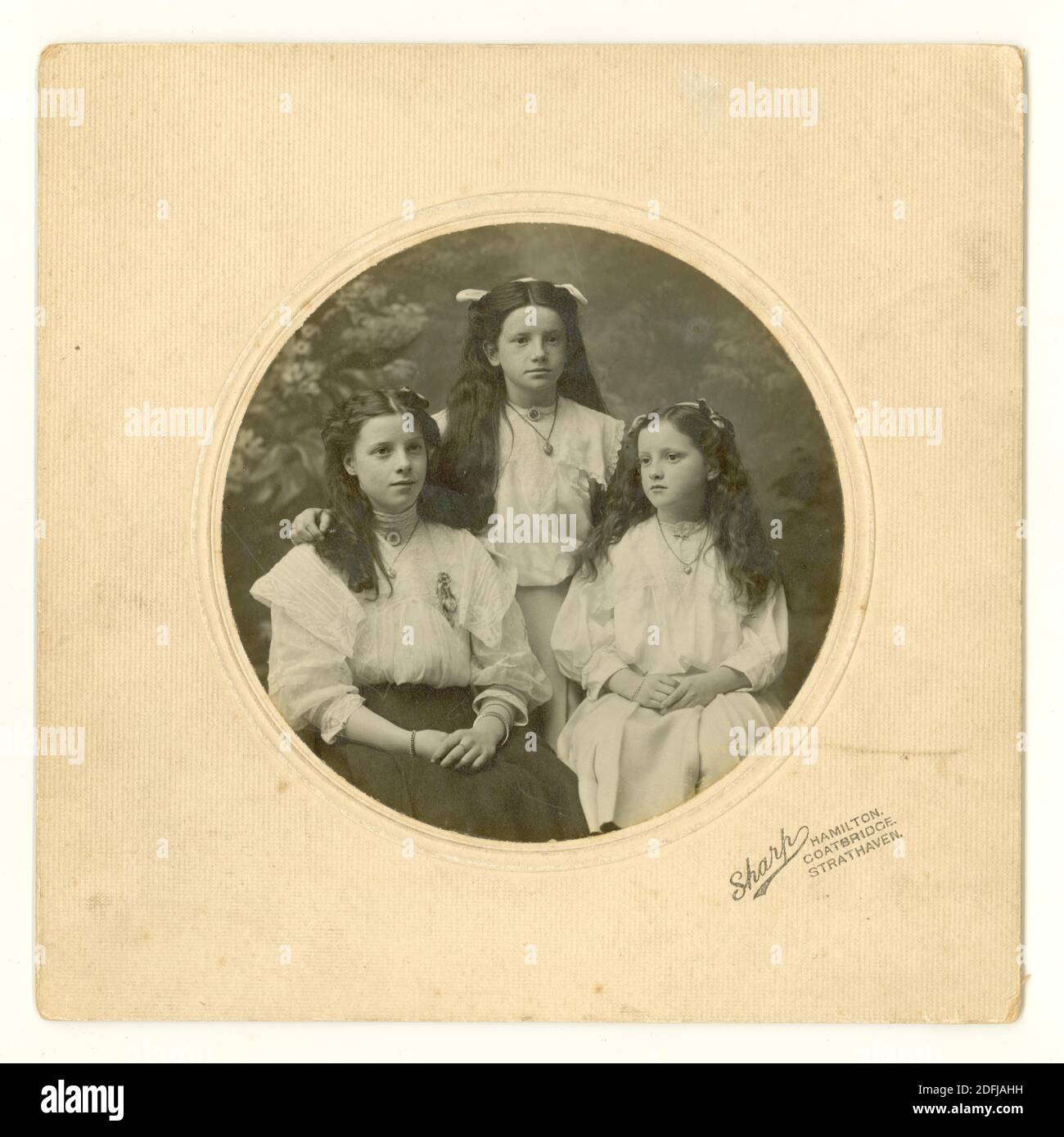 Photo originale montée par l'Edwardien de 2 sœurs et d'un cousin, d'âge adolescent, Ruby, Peggy et Dora, vers 1905, Hamilton près de Glasgow, South Lanarkshire, Écosse, Royaume-Uni Banque D'Images