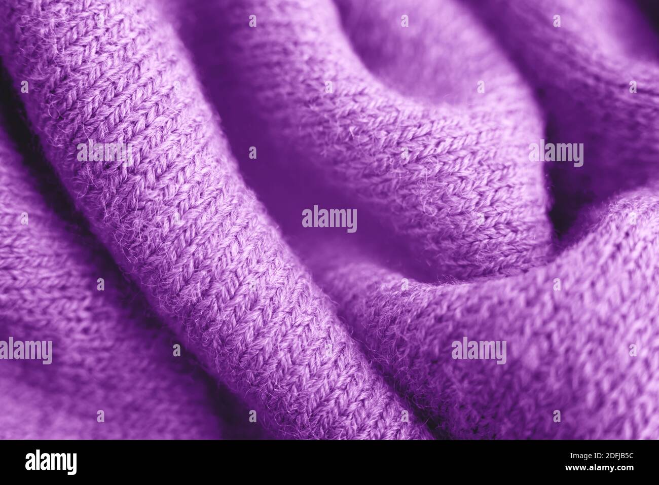 Gros plan sur fond texturé tricoté violet. Couleur tendance. Banque D'Images