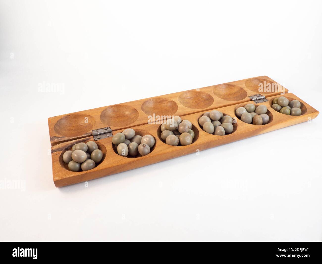 Un jeu en bois africain traditionnel avec des graines, l'awale. Concept  autour du jeu et de la tradition Photo Stock - Alamy