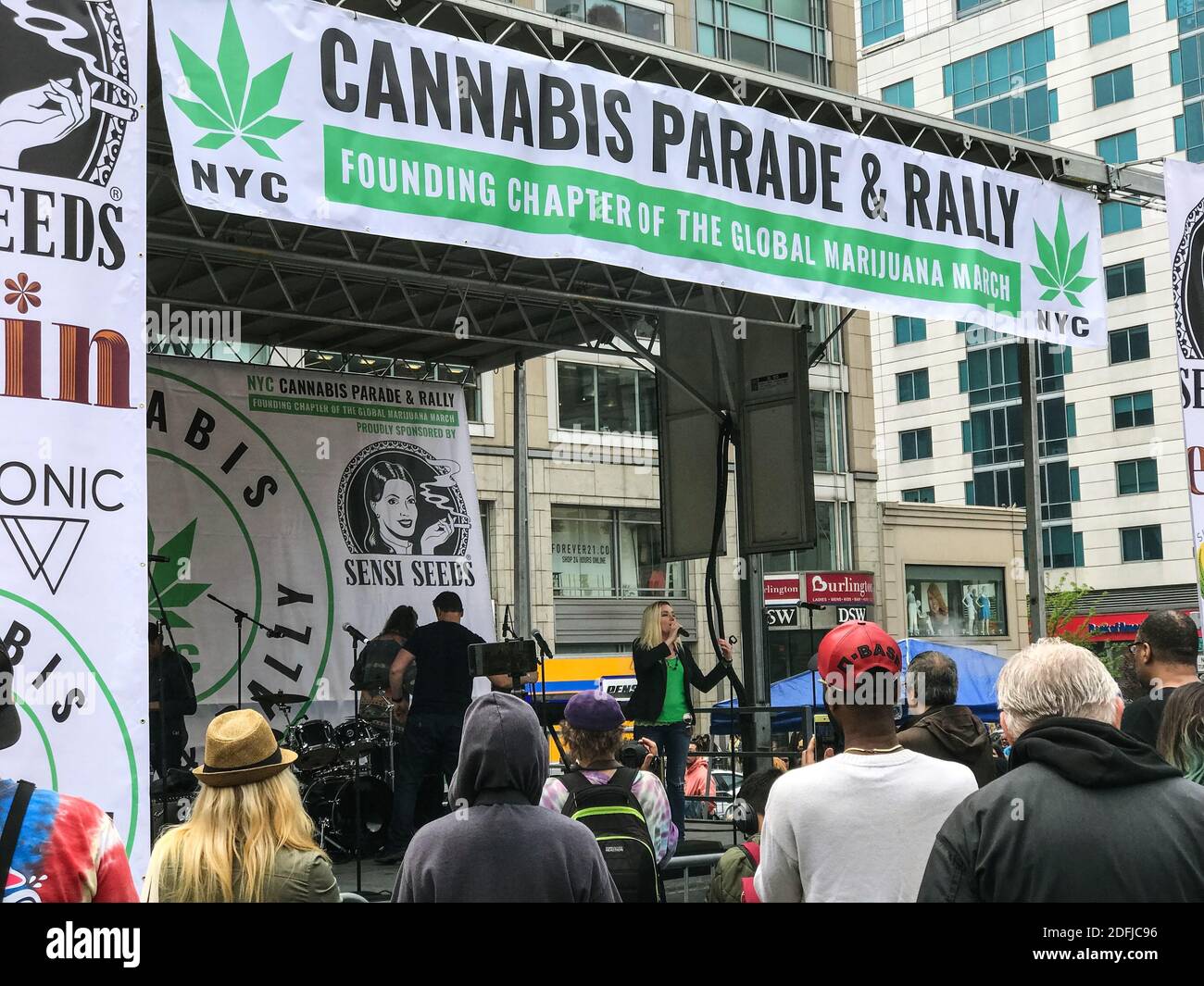 New York, NY, USA - 4 mai 2019: Les gens se rassemblent lors d'un défilé de cannabis et se rassemblent à Union Square le 4 mai 2019 à New York. Banque D'Images