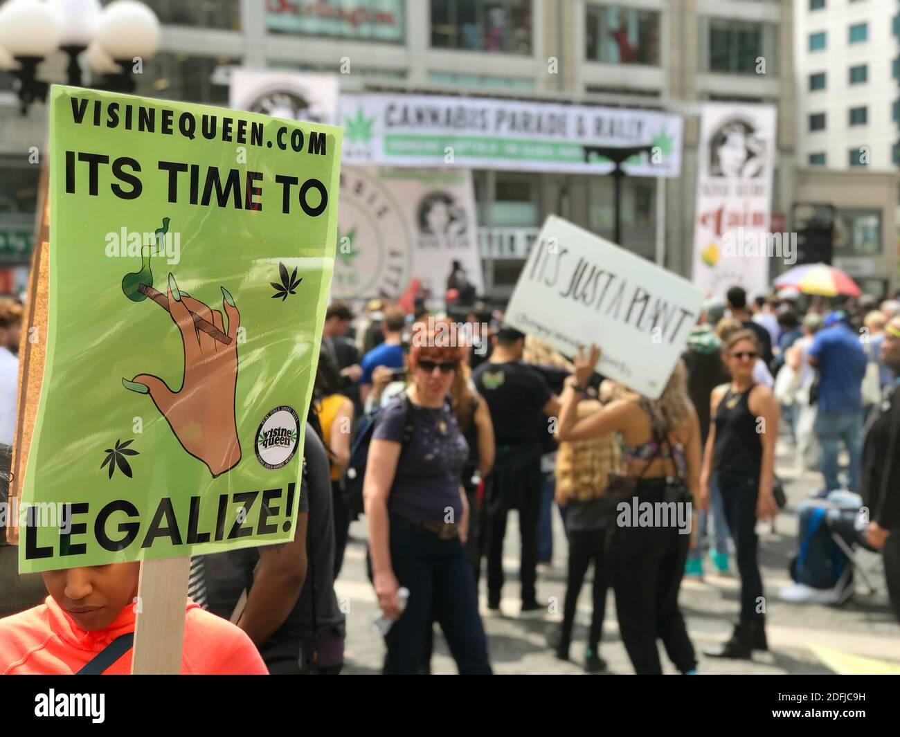 New York, NY, USA - 4 mai 2019 : une personne tient un panneau indiquant « il est temps de légaliser » lors d'un défilé et d'un rassemblement de cannabis à Union Square. Banque D'Images