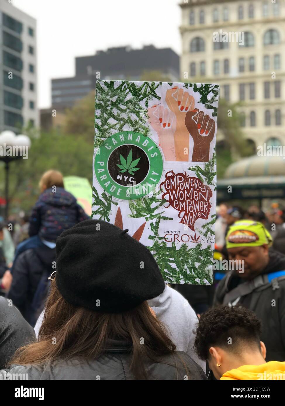 New York, NY, USA - le 4 mai 2019 : une personne tient un panneau de promotion de la New York City Cannabis Parade and Rally, à Union Square le 4 mai 2019. Banque D'Images