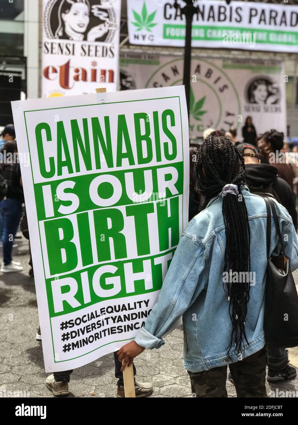 New York, NY, USA - 4 mai 2019 : une femme porte un panneau indiquant « le cannabis est notre droit de naissance » lors d'un défilé et d'un rassemblement sur Union Square. Banque D'Images