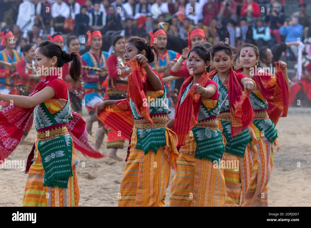 Danse traditionnelle naga interprétée par des femmes dans le patrimoine de Kisama Village de Nagaland Inde pendant le festival du charme le 2 décembre 2016 Banque D'Images