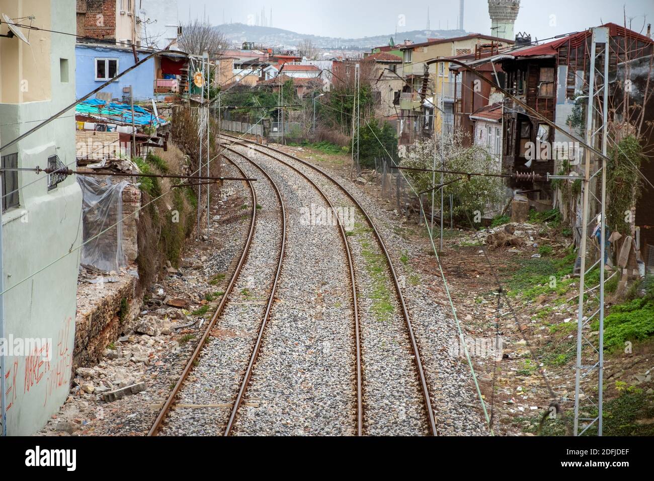 ISTANBUL, TURQUIE - 13 AOÛT 2018 : ligne Sirkeci - Halkali pour le train de banlieue. Istanbul, Turquie. Banque D'Images