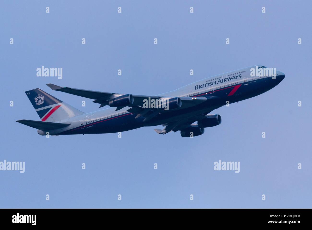 Aérodrome de Dunsfold, Surrey, Royaume-Uni. 5 décembre 2020. British Airways a annoncé le retrait immédiat de sa flotte de Boeing 747 Jumbo Jets en juillet 2020 en raison de l'impact de la pandémie COVID 19 sur les voyages aériens. Depuis, les avions ont volé vers divers sites pour le stockage et la mise au rebut, avec juste une poignée laissée en une seule pièce. Trois 747 avaient été peints dans des plans rétro pour célébrer le centenaire de la compagnie aérienne en 2019, dont l'un – G-BNLY dans les années 1980 « Landor » bleu/gris – risquait de se déchirer, mais a aujourd'hui décollé de Cardiff pour des travaux de cinéma sans vol et d'être exposé à Dunsfold, pour le tournage d'Aviation Ltd Banque D'Images