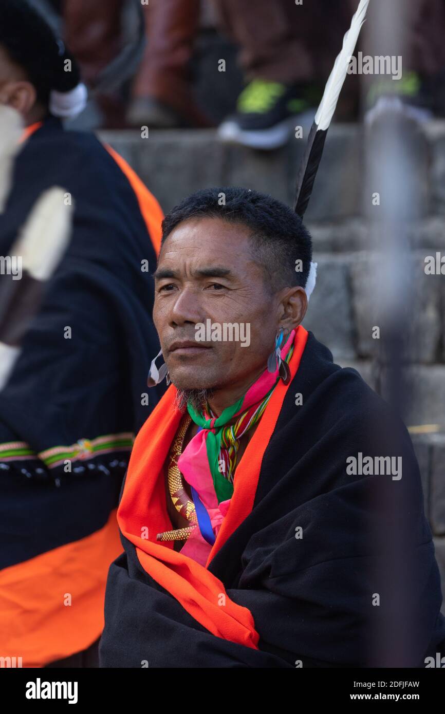 Portrait latéral d'un tribseman Naga portant un oiseau bleu Plumes dans ses oreilles à Kohima Nagaland Inde sur 2 Décembre 2016 Banque D'Images