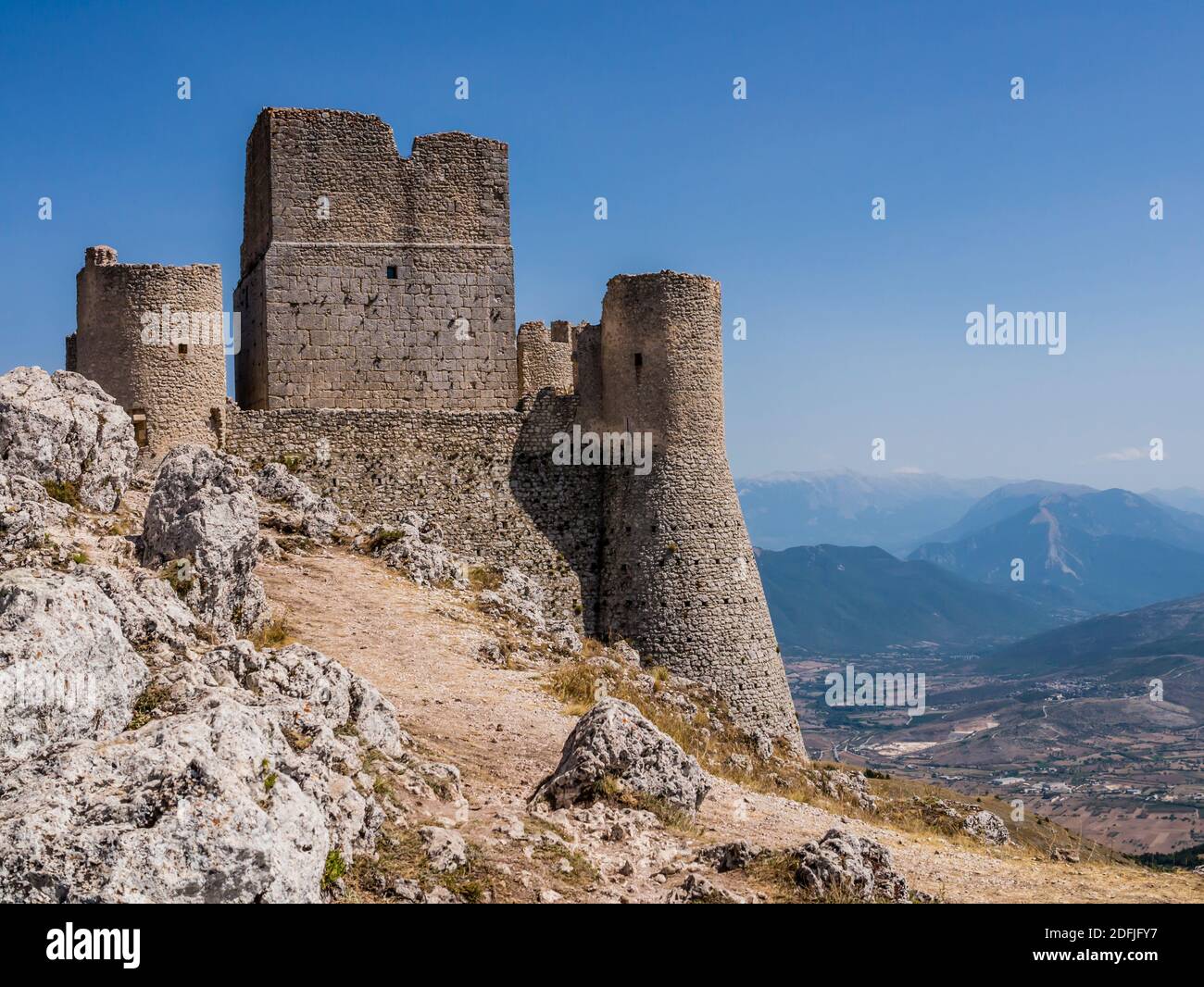 Vue impressionnante sur les ruines de Rocca Calascio, ancienne forteresse médiévale dans le parc national de Gran Sasso, région des Abruzzes, Italie Banque D'Images