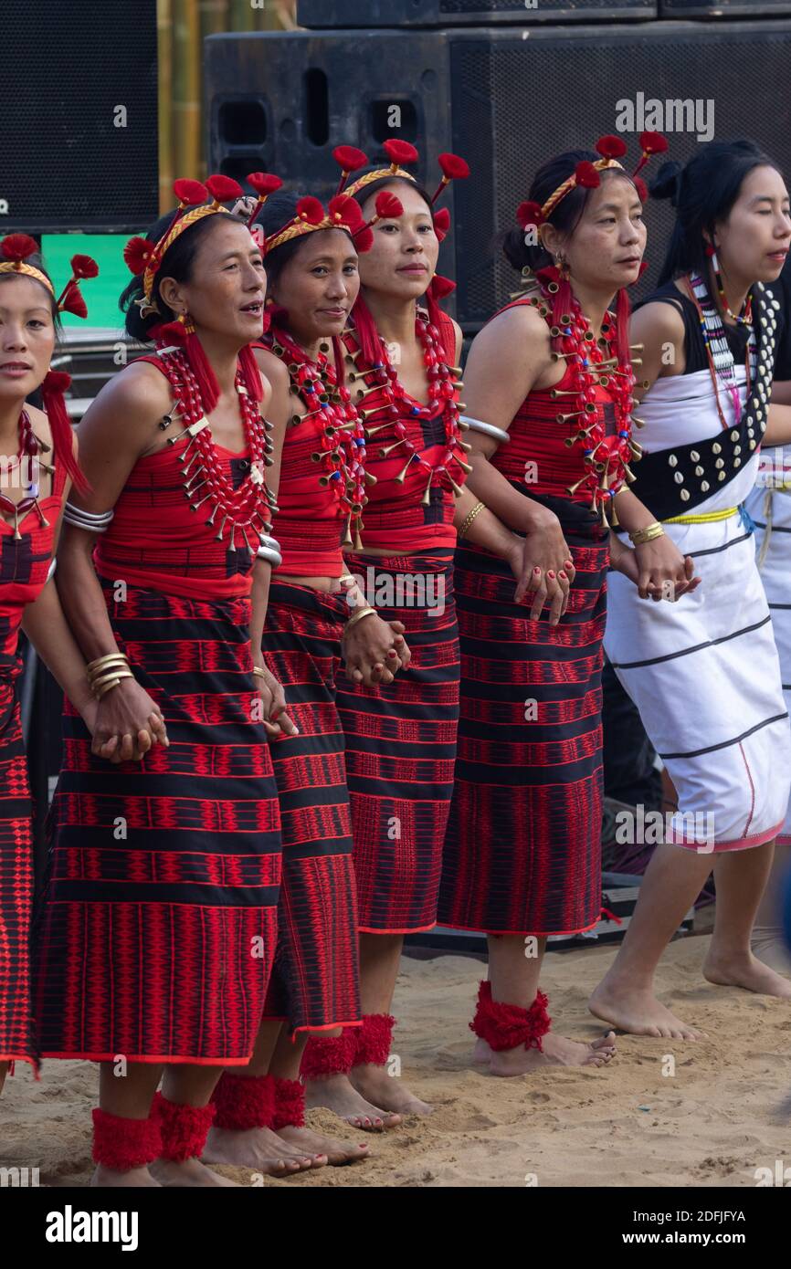 Les femmes Naga dansant en portant leur tenue ethnique traditionnelle à Kisama village du patrimoine à Nagaland Inde pendant le festival du charme sur 4 Décembre 2016 Banque D'Images