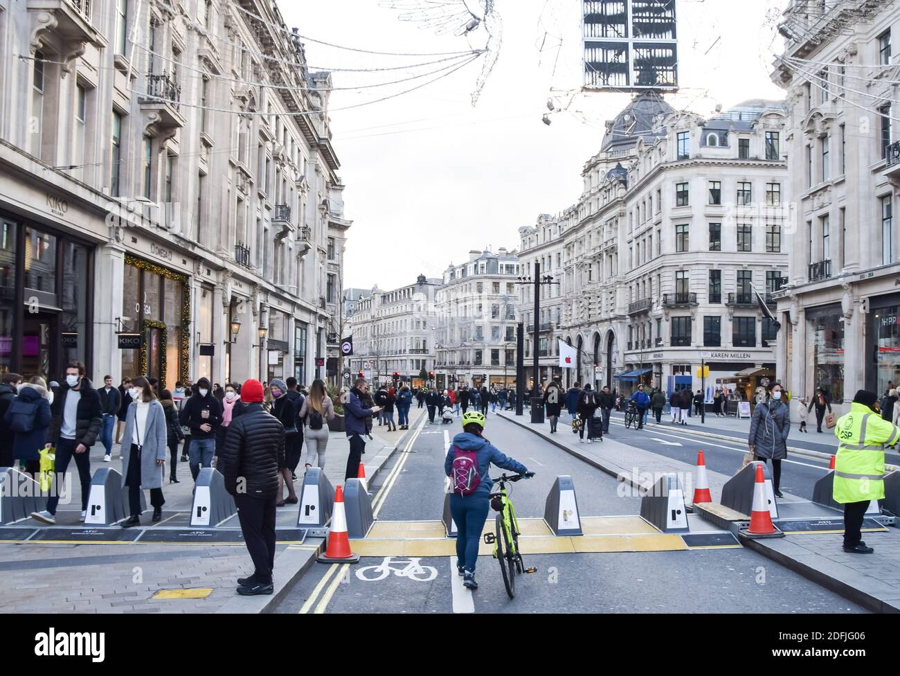 Les gens de Regent Street, Londres, où la circulation a été bloquée pour attirer plus de clients avant les vacances. Les entreprises ont rouvert alors que l'Angleterre met fin à son verrouillage du coronavirus qui dure un mois. Banque D'Images