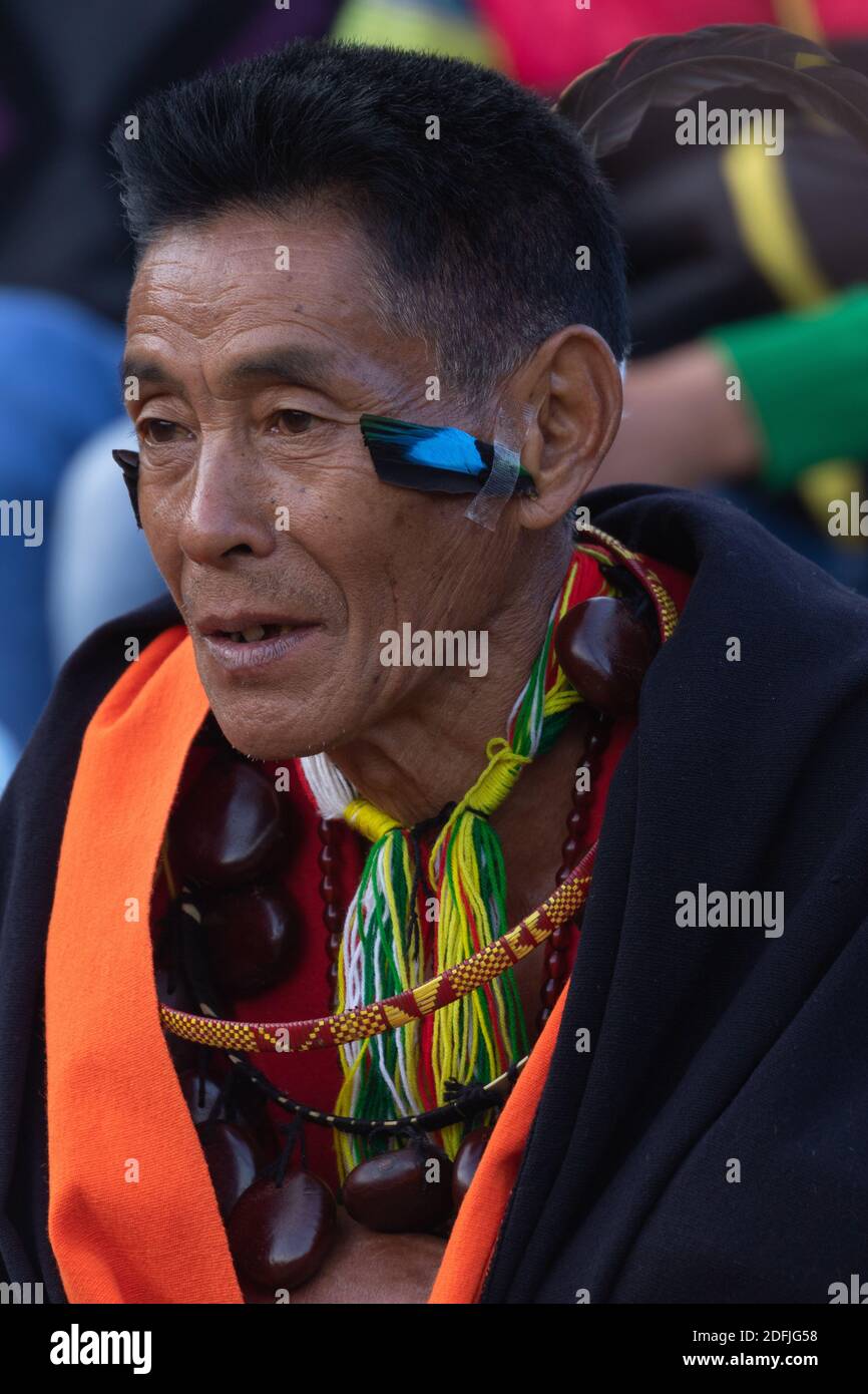 Portrait d'une tête de village de Naga tribseman portant un bleu Plume d'oiseau dans ses oreilles à Kohima Nagaland Inde sur 4 décembre 2016 Banque D'Images