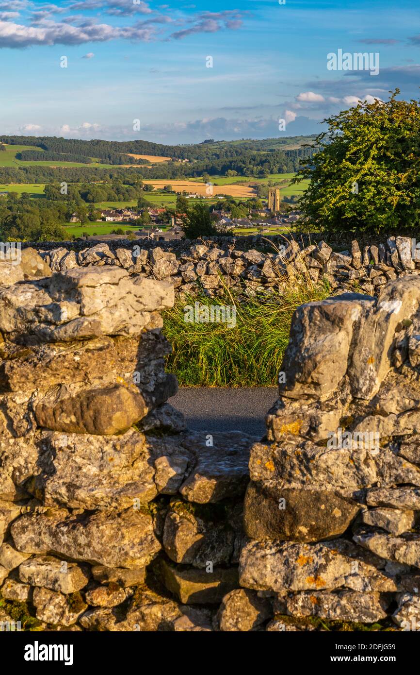 Vue sur les murs de pierre sèche et le village de Youlgrave, parc national de Peak District, Derbyshire, Angleterre, Royaume-Uni, Europe Banque D'Images