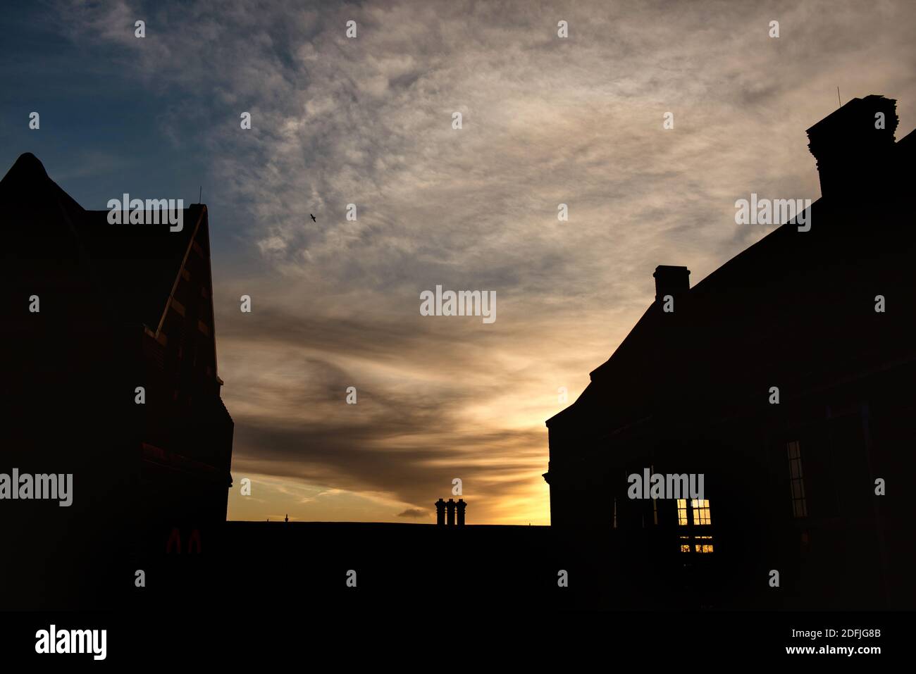 Lever du soleil à Harrow sur la colline avec une lumière chaude qui traverse la fenêtre du bâtiment de l'école Harrow, en Angleterre Banque D'Images