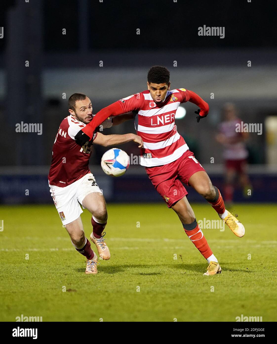 Michael Harriman (à gauche) de Northampton Town et John-Jules de Doncaster Rovers se battent pour le ballon lors du match de la Sky Bet League One au PTS Academy Stadium, à Northampton. Banque D'Images