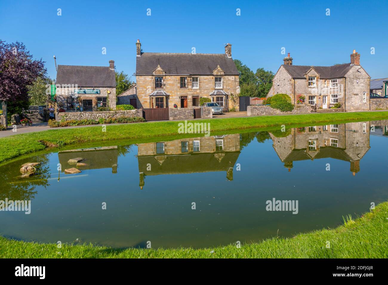 Vue sur les cottages reflétant dans l'étang du village, Hartington, Peak District National Park, Derbyshire, Angleterre, Royaume-Uni, Europe Banque D'Images