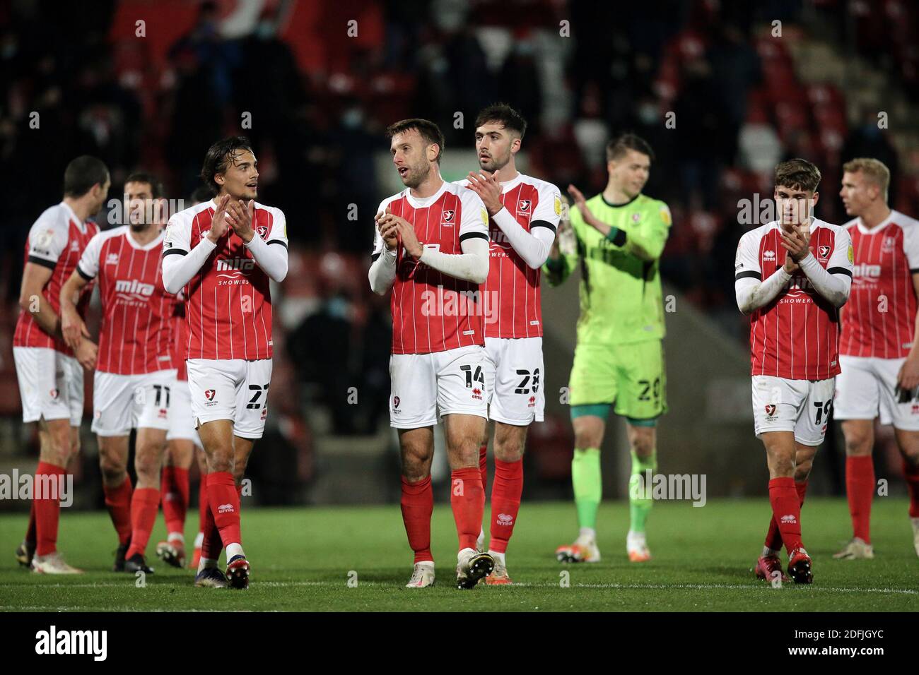 Cheltenham, Royaume-Uni. 05e décembre 2020. Cheltenham remercie leurs fans après le match EFL Sky Bet League 2 entre Cheltenham Town et Exeter City au stade Jonny-Rocks, Cheltenham, Angleterre, le 5 décembre 2020. Photo de Dave Peters. Utilisation éditoriale uniquement, licence requise pour une utilisation commerciale. Aucune utilisation dans les Paris, les jeux ou les publications d'un seul club/ligue/joueur. Crédit : UK Sports pics Ltd/Alay Live News Banque D'Images