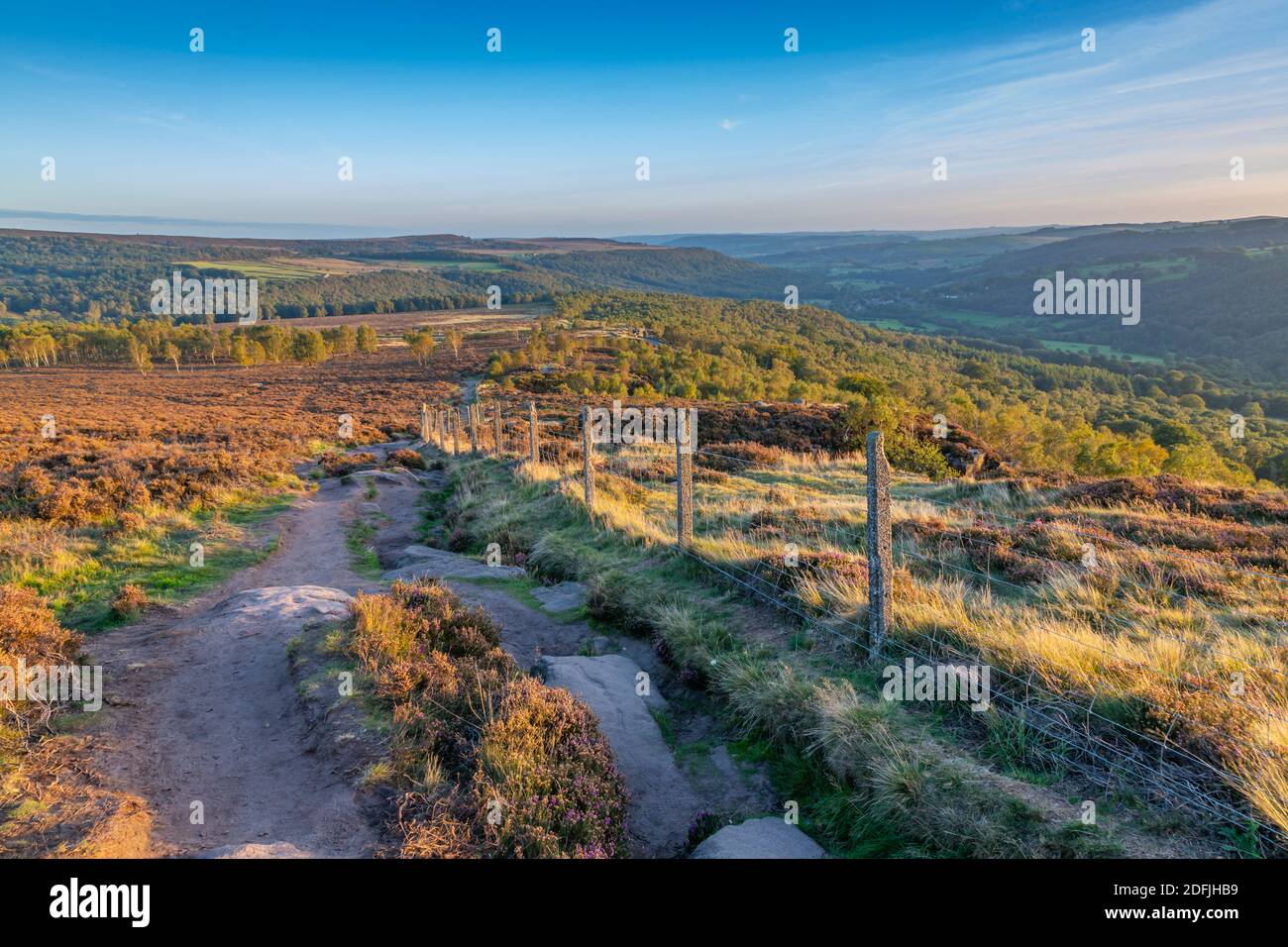 Vue vers Grindleford depuis Millstone Edge, Derbyshire Peak District, Angleterre, Royaume-Uni, Europe Banque D'Images