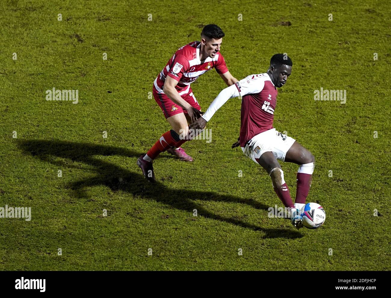 Christopher Missilou (à droite) de Northampton Town et Ed Williams de Doncaster Rovers se battent pour le ballon lors du match de la Sky Bet League One au PTS Academy Stadium, à Northampton. Banque D'Images