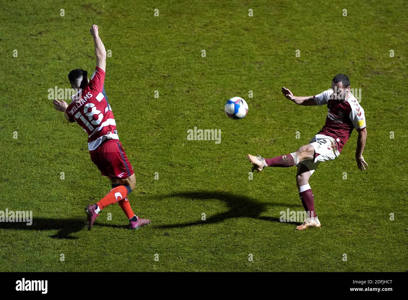 Michael Harriman (à droite) de Northampton Town et Ed Williams de Doncaster Rovers se battent pour le ballon lors du match de la Sky Bet League One au PTS Academy Stadium, à Northampton. Banque D'Images