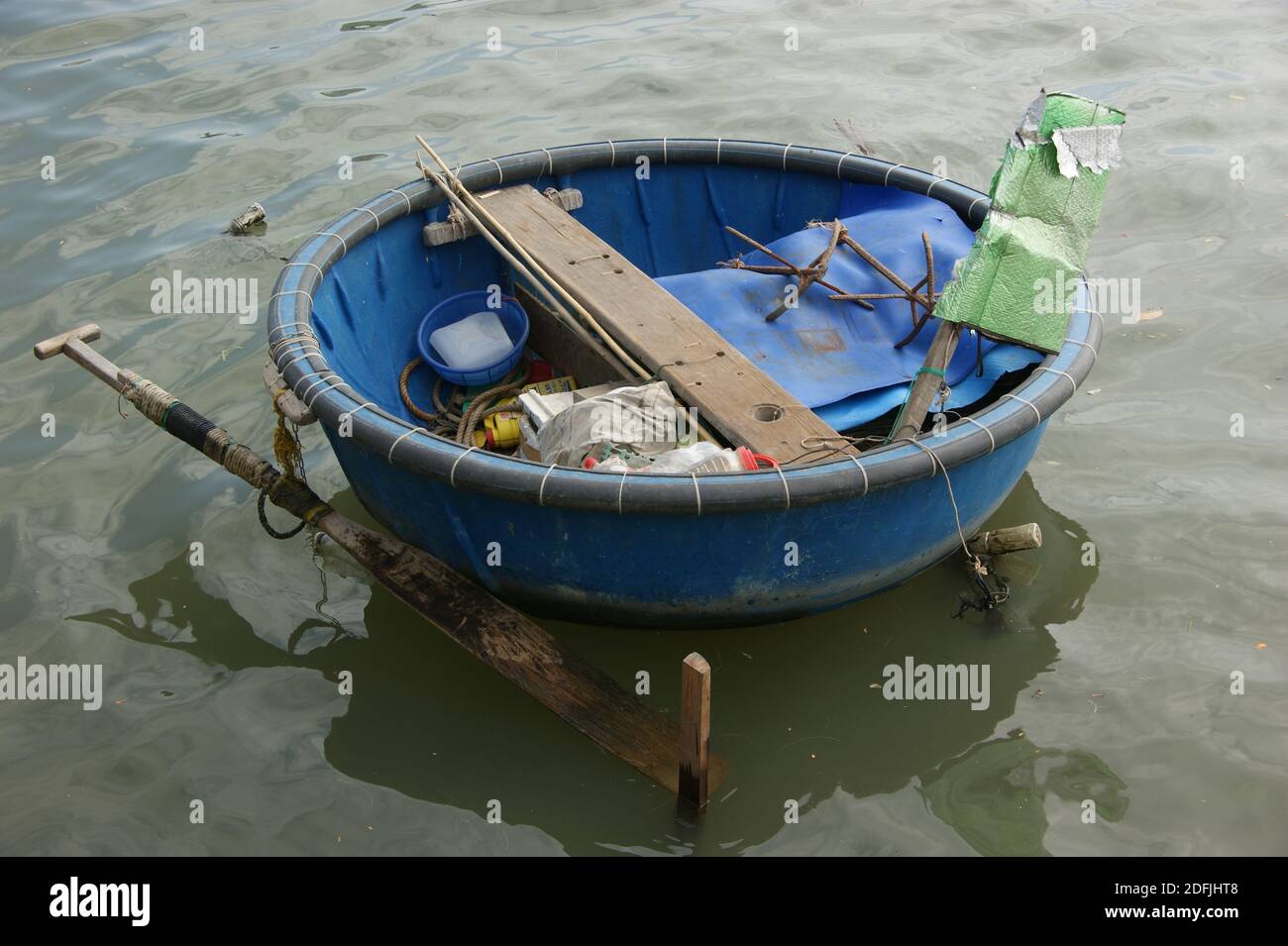 Version en fibre de verre du traditionnel bateau vietnamien à armure toile  utilisé par les pêcheurs le long de la côte à l'ancre près de la rive Photo  Stock - Alamy