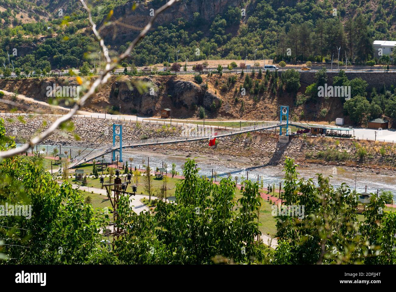 Tunceli, Turquie-septembre 18 2020 : ville de Tunceli avec rivière munzur Banque D'Images