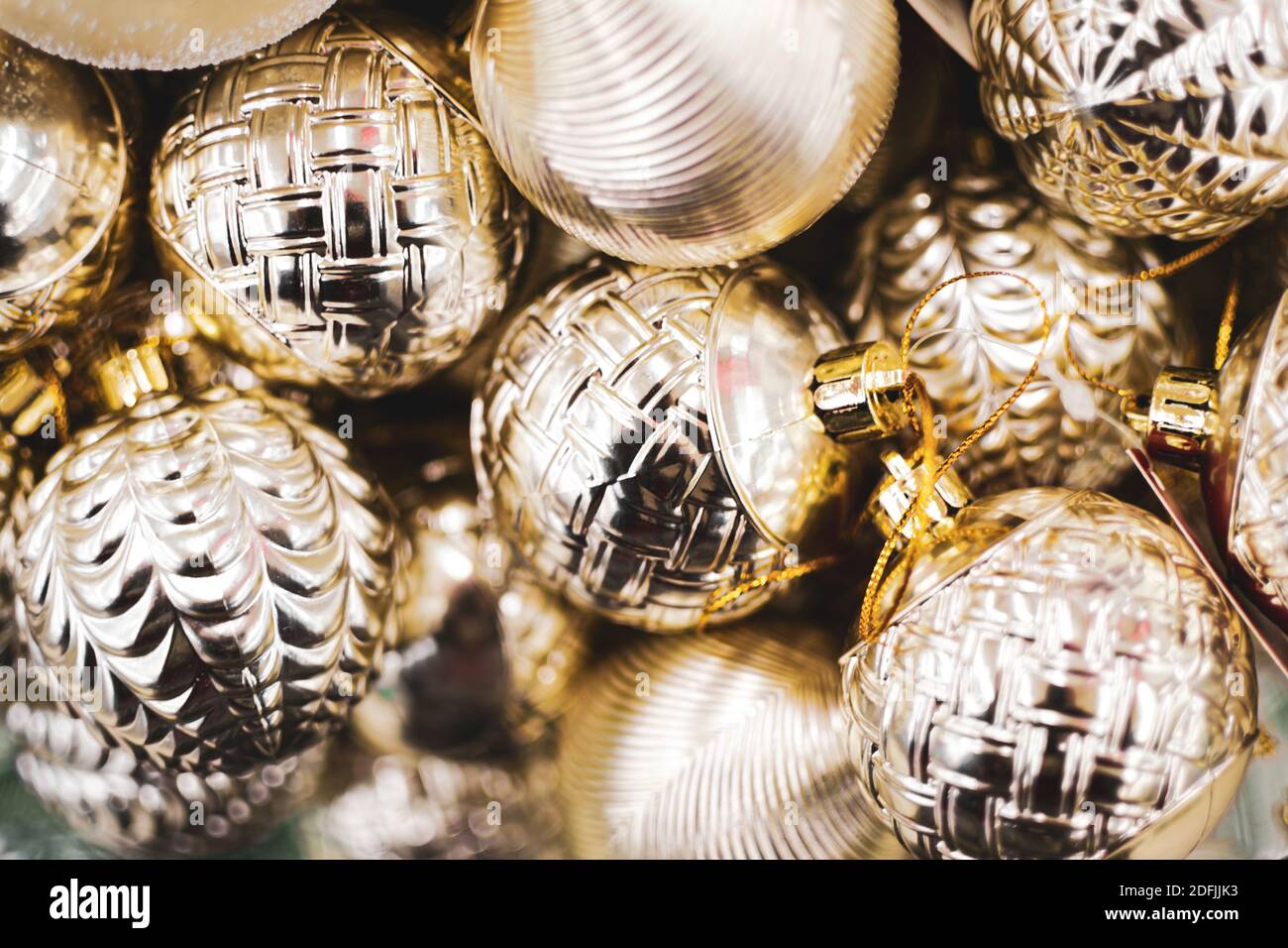 Boules brillantes de Noël doré gros plan, jouet arbre Banque D'Images
