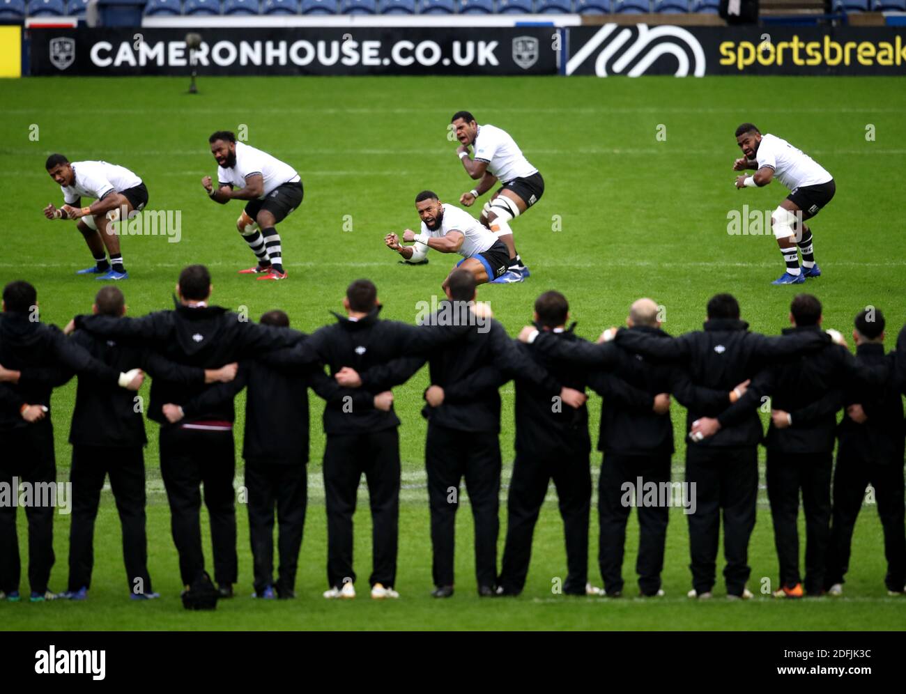 Les joueurs de Géorgie se regardent alors que les joueurs de Fidji exécutent le haka avant le début du match de la coupe des nations d'automne au stade BT Murrayfield, à Édimbourg. Banque D'Images