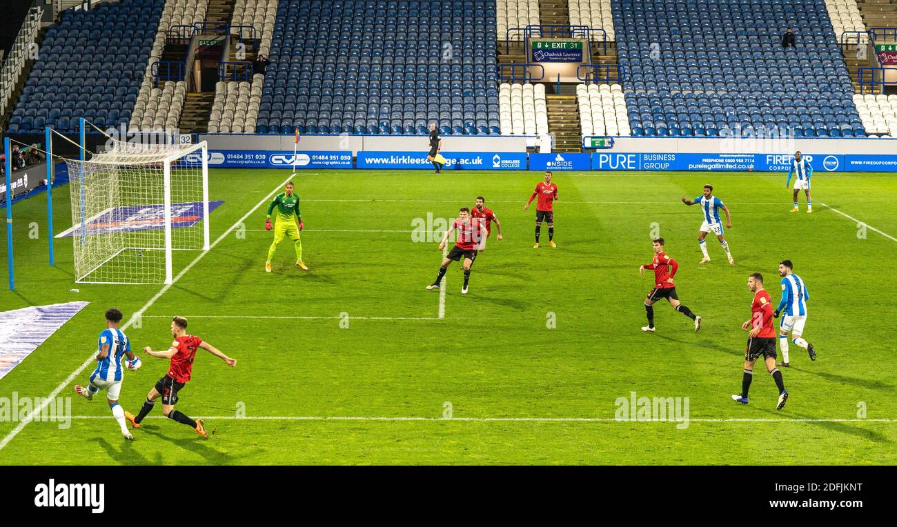 5 décembre 2020 The John Smiths Stadium, Huddersfield, Yorkshire, Angleterre; English football League Championship football, Huddersfield Town v ersus Queens Park Rangers; Josh Koroma de Huddersfield Town traverse le ballon dans la boîte avec une vue des sièges vides en arrière-plan Banque D'Images