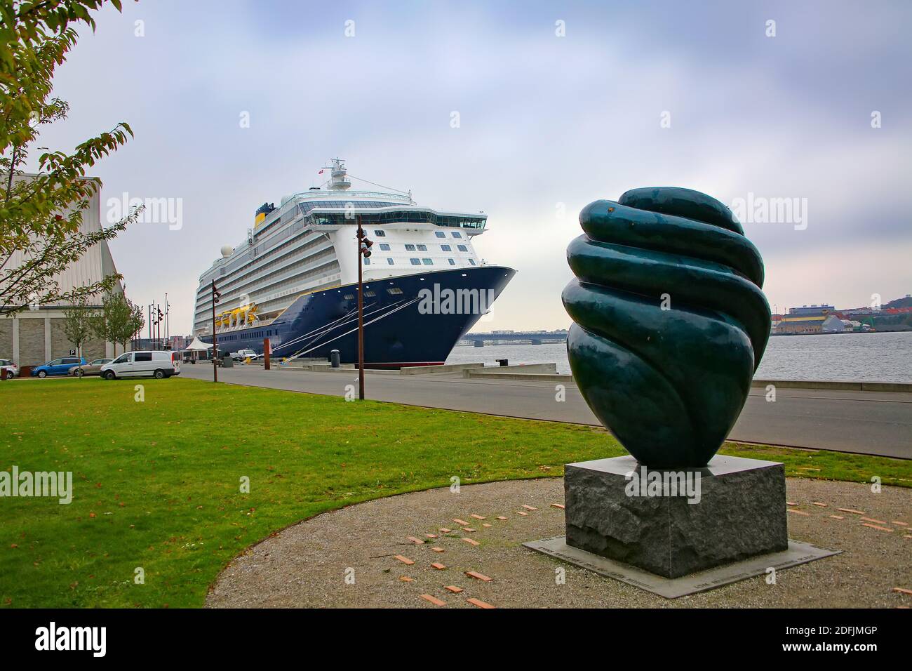 Front de mer d'Aalborg - Plads de Kvindens avec sculpture dans le port et un bateau de croisière amarré dans le port derrière, Limfjorden Aalborg Jutland Danemark. Banque D'Images
