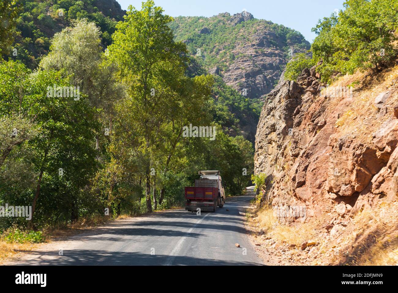 Vue arrière de la conduite des camions entre la montagne Munzur, Tunceli, Turquie. Banque D'Images