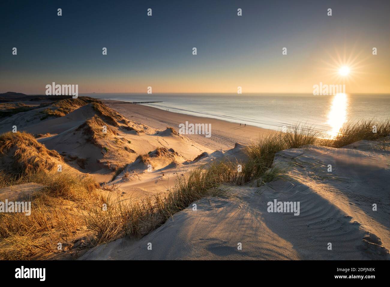 Vue sur la mer coucher du soleil depuis le sommet de la dune, Hollande Banque D'Images