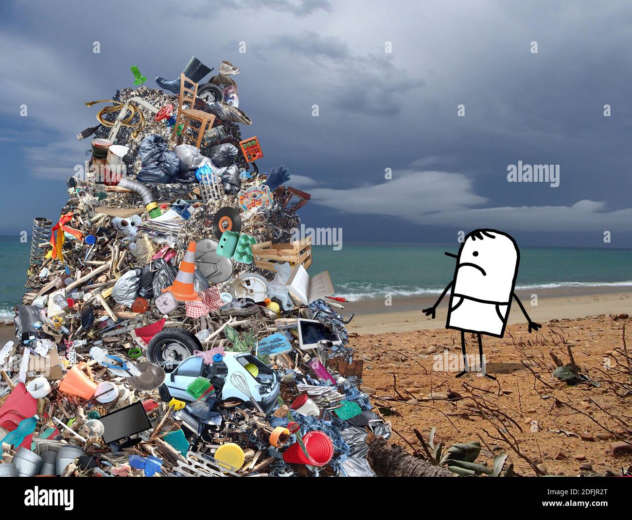 Dessin à la main triste homme de dessin animé debout par une grosse pile de déchets, sur la plage photo - collage Banque D'Images
