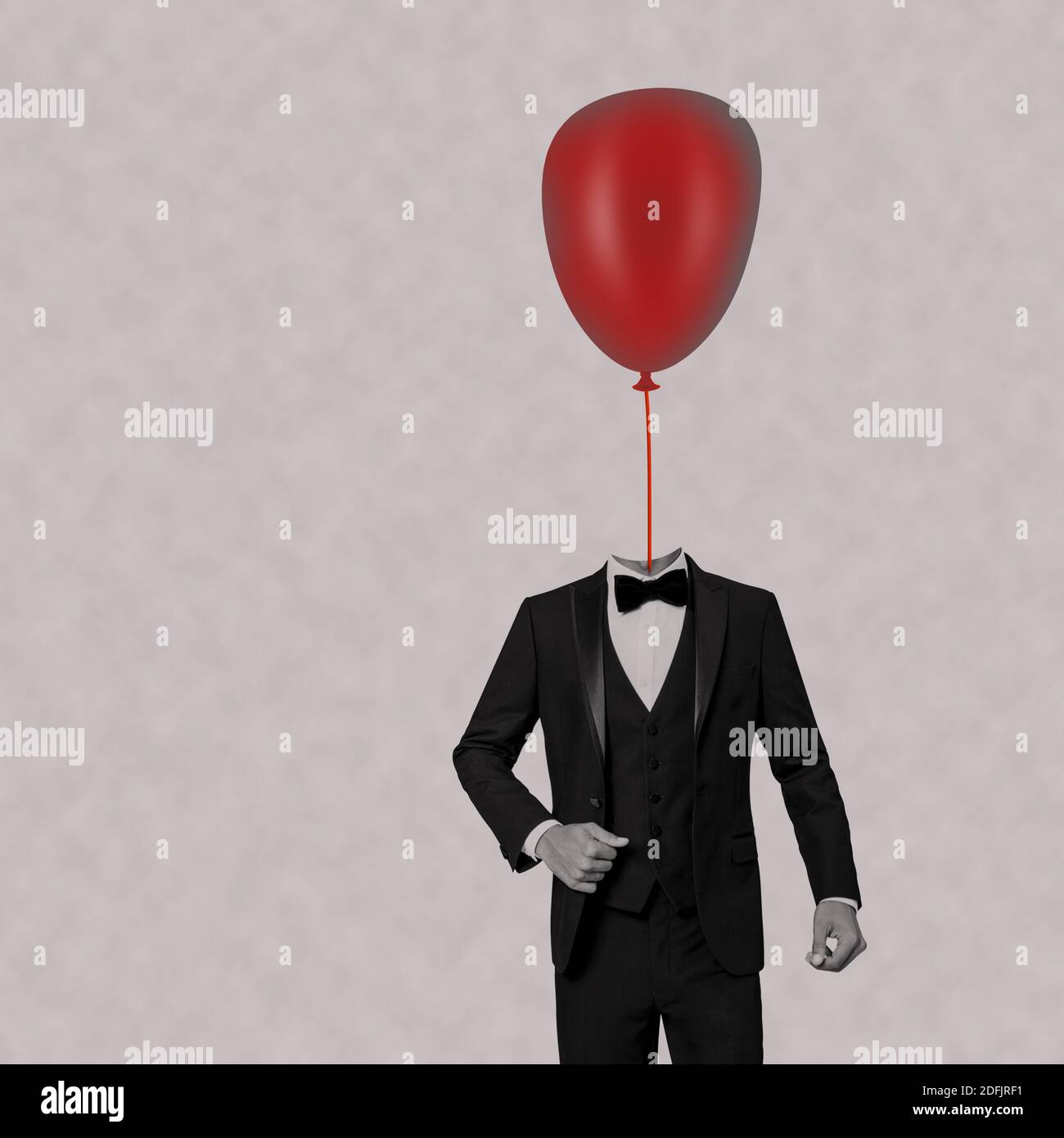 Homme d'affaires avec ballon rouge, combinaison homme avec ballon rouge. Ballon suspendu dans le col d'homme. Concept surréaliste Banque D'Images