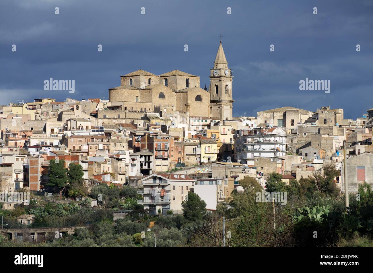 Les logements à haute densité dominent par l'église mère dans la ville de Regalbuto, de la Sicile de la religion et de l'architecture évidences Banque D'Images