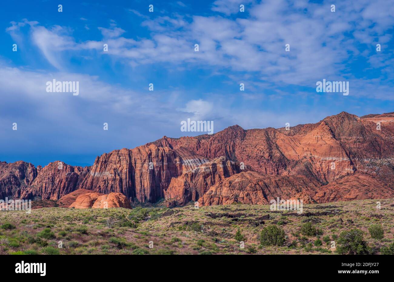 Regardant vers le bas du canyon, Snow Canyon State Park, Saint George, Utah. Banque D'Images