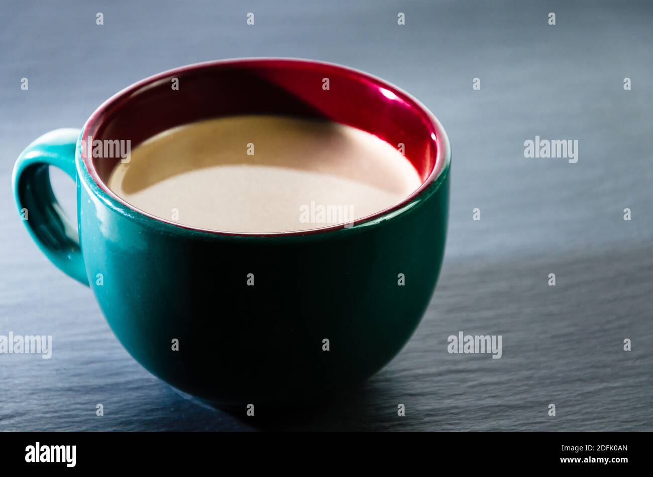 Tasse de café latte vert sur la table. Petit déjeuner Banque D'Images