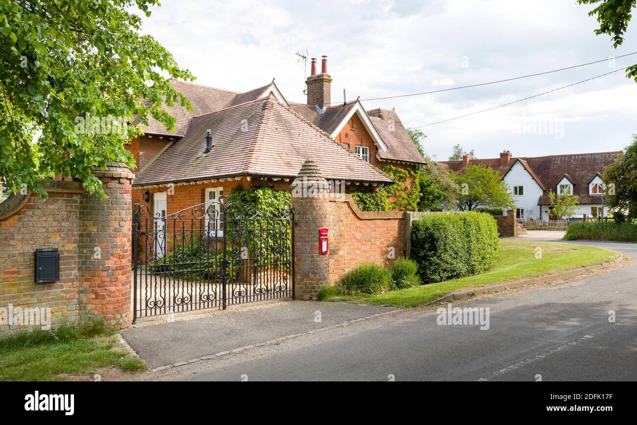 Entrée à une ancienne maison de campagne anglaise avec des portes en fer. Buckinghamshire village, Angleterre, Royaume-Uni Banque D'Images
