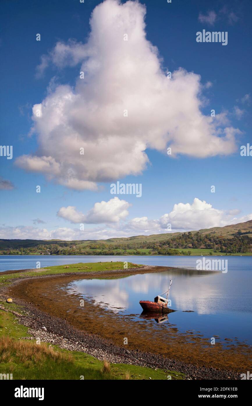 Bateau délabré sur la rive du Loch Etive près de Connel, en Écosse Banque D'Images
