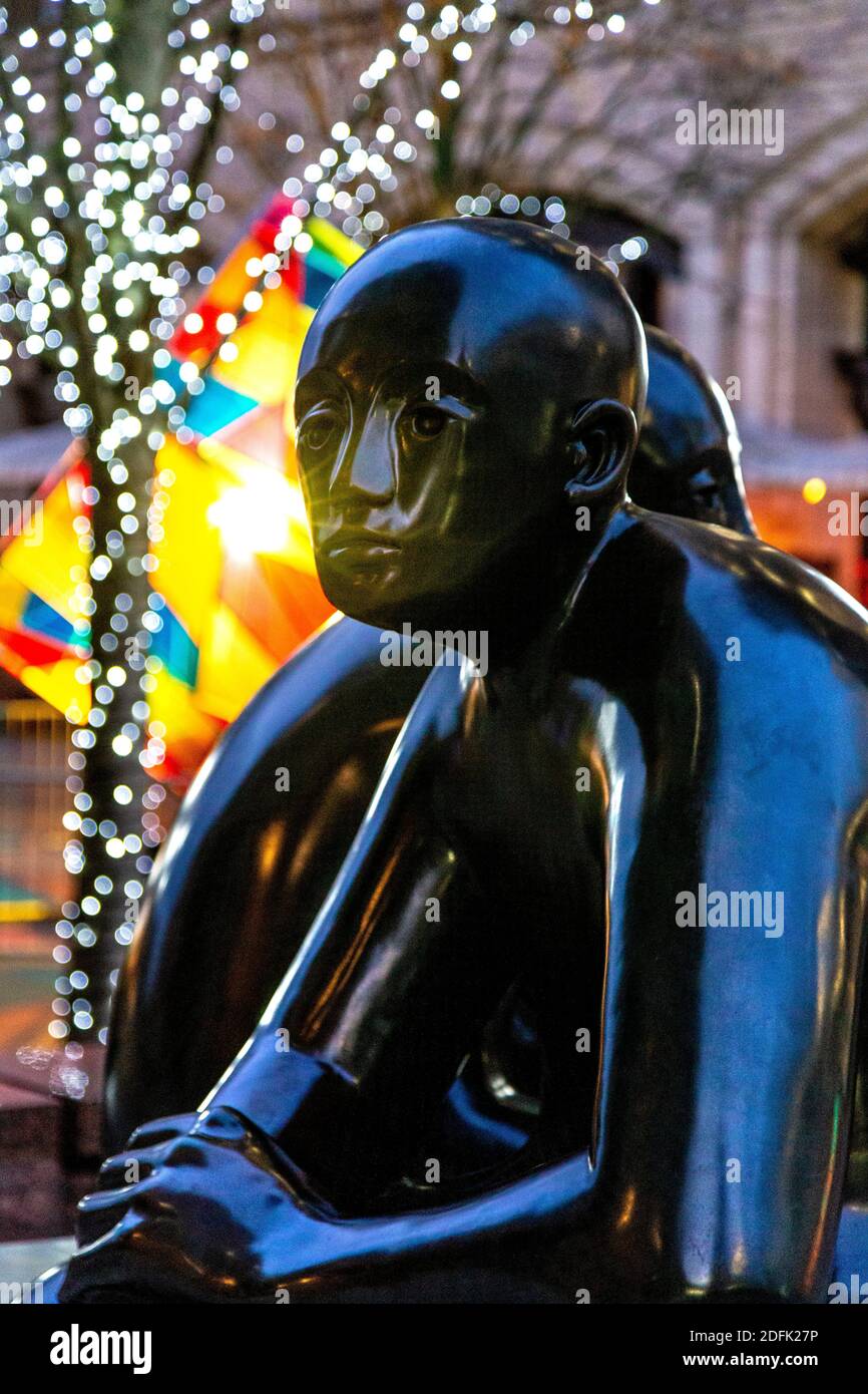 5 décembre 2020 - Londres, Royaume-Uni, la sculpture « Two Men on a Bench » de Giles Penny à Canary Wharf Banque D'Images